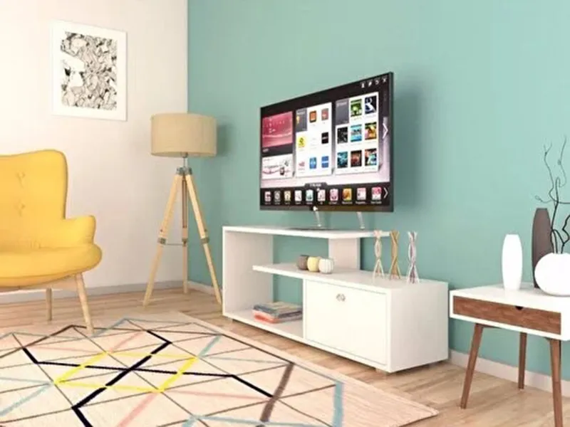 tv komoda bela sa vratima